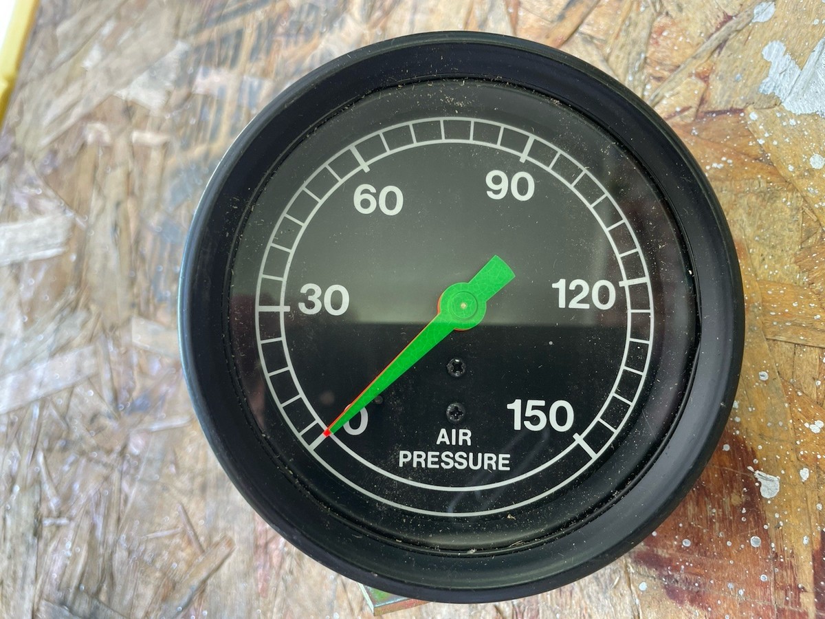 An application scenario or product detail of air compressor with pressure gauge - Image 13