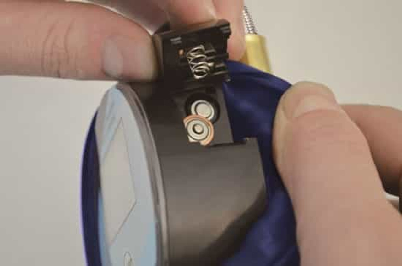 An application scenario or product detail of astro pneumatic tire inflator - Image 12