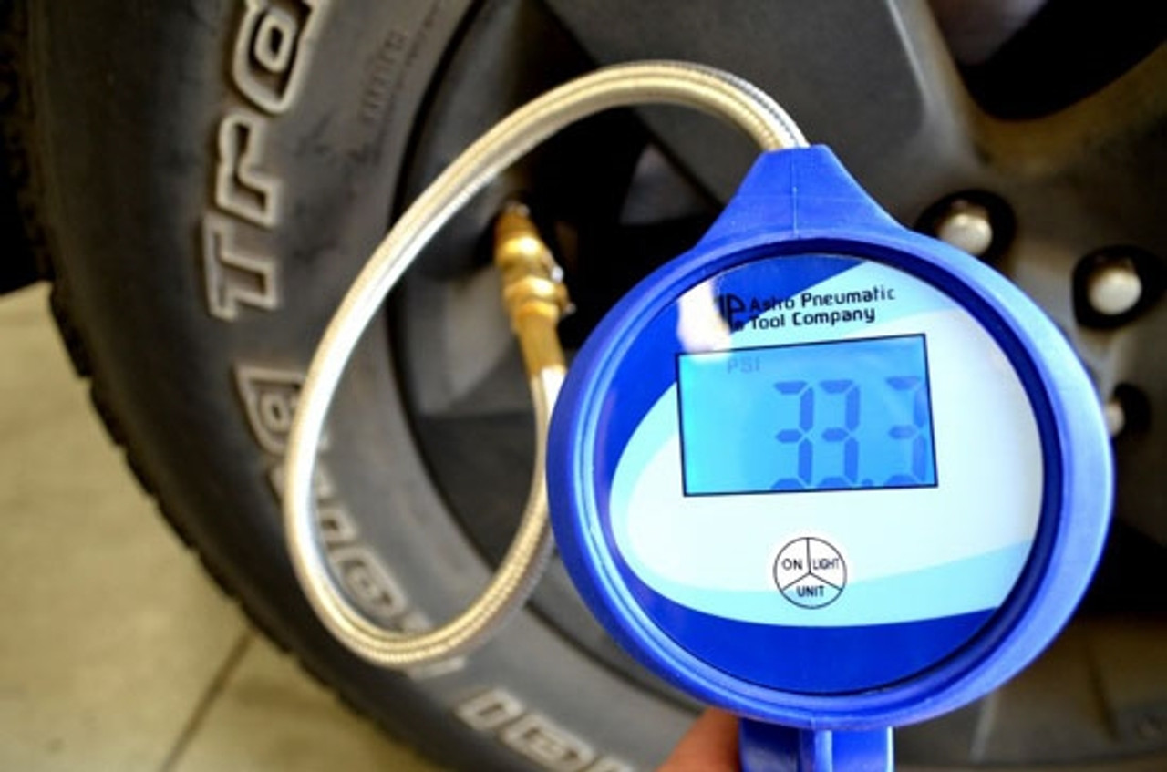 An application scenario or product detail of astro pneumatic tire inflator - Image 14