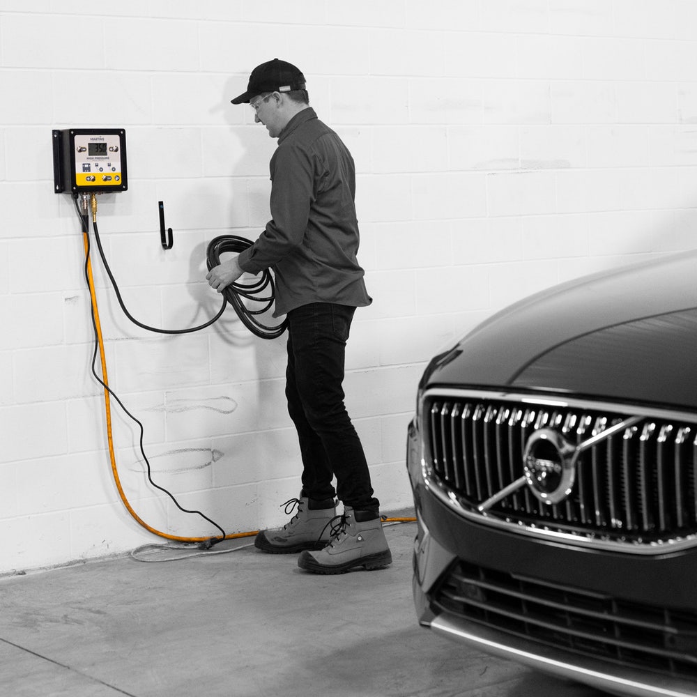 An application scenario or product detail of automatic car tire inflator - Image 1