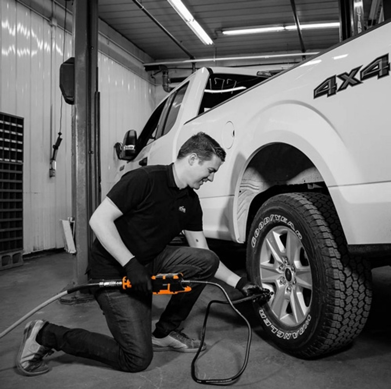 An application scenario or product detail of automatic car tire inflator - Image 12