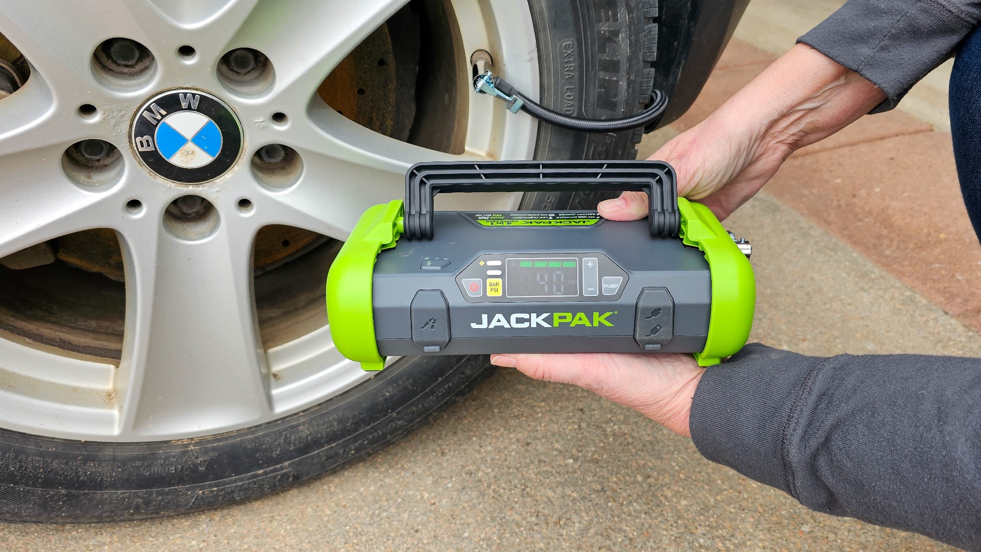 An application scenario or product detail of battery jumper tire inflator - Image 17