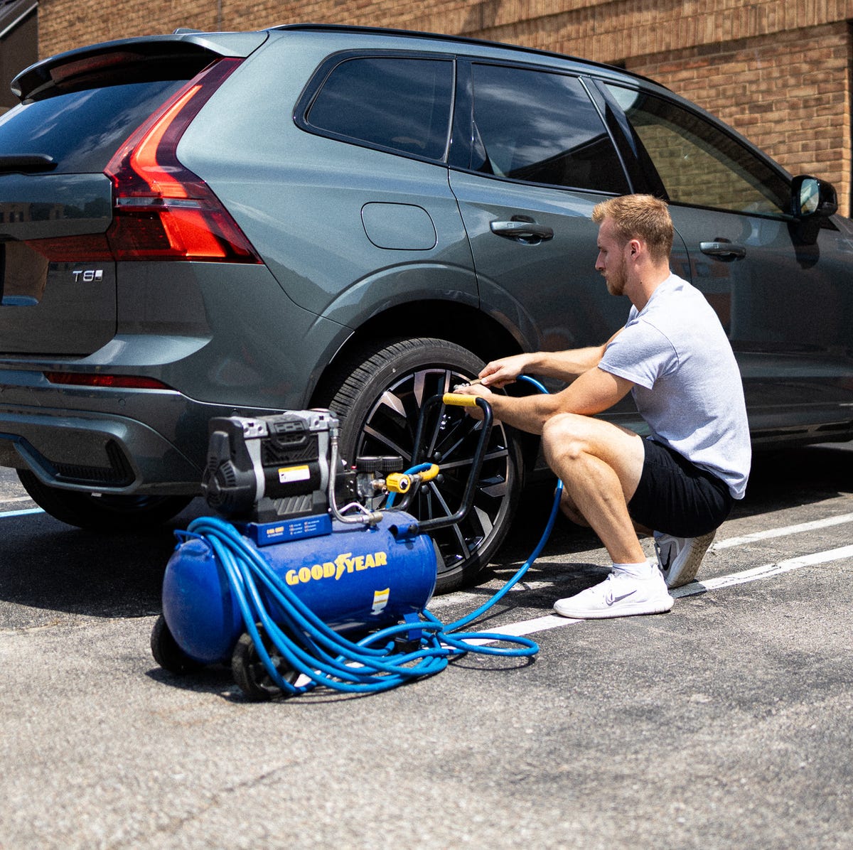 An application scenario or product detail of best in car air compressor - Image 2