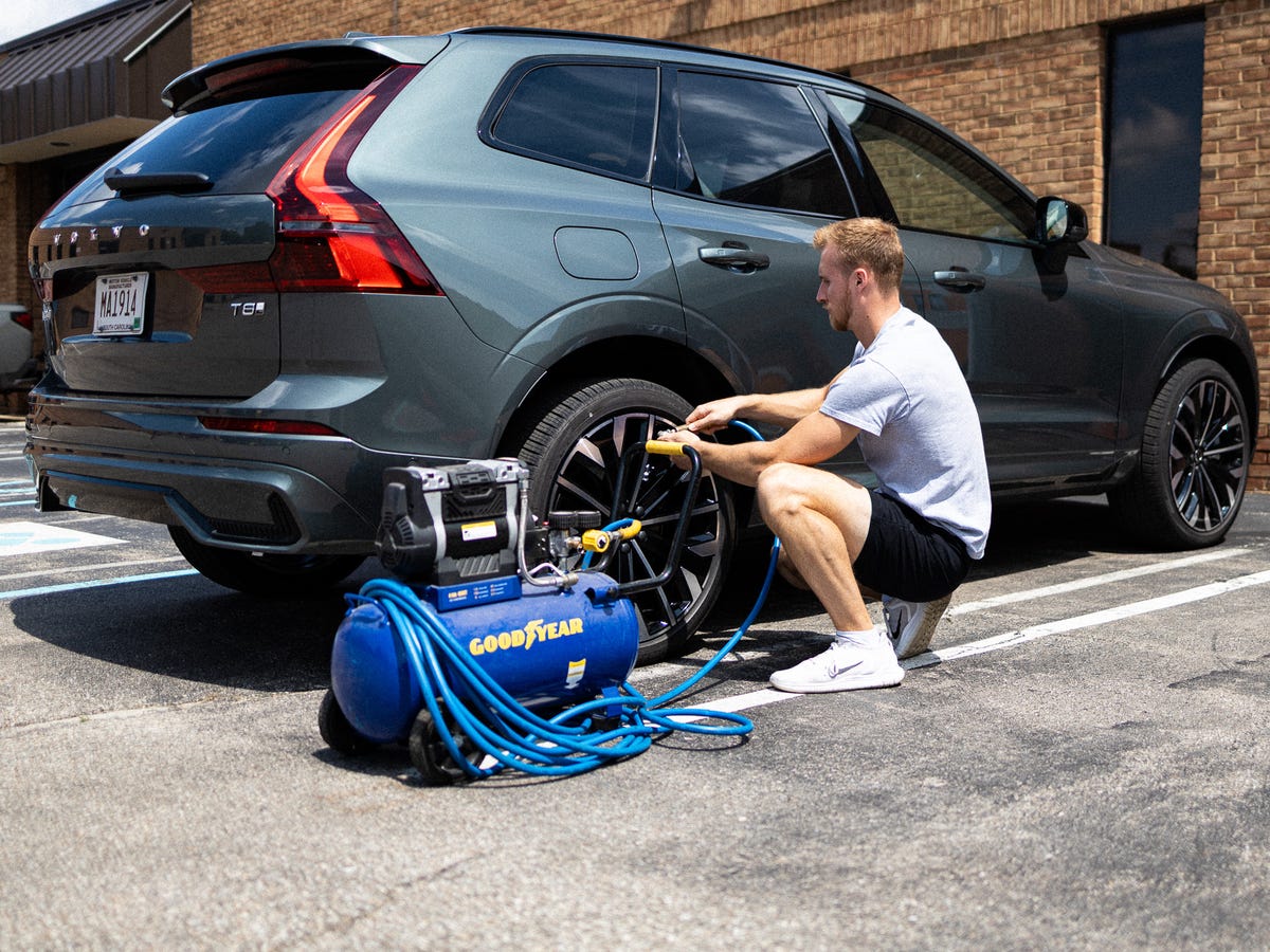 An application scenario or product detail of best portable auto air compressor - Image 2