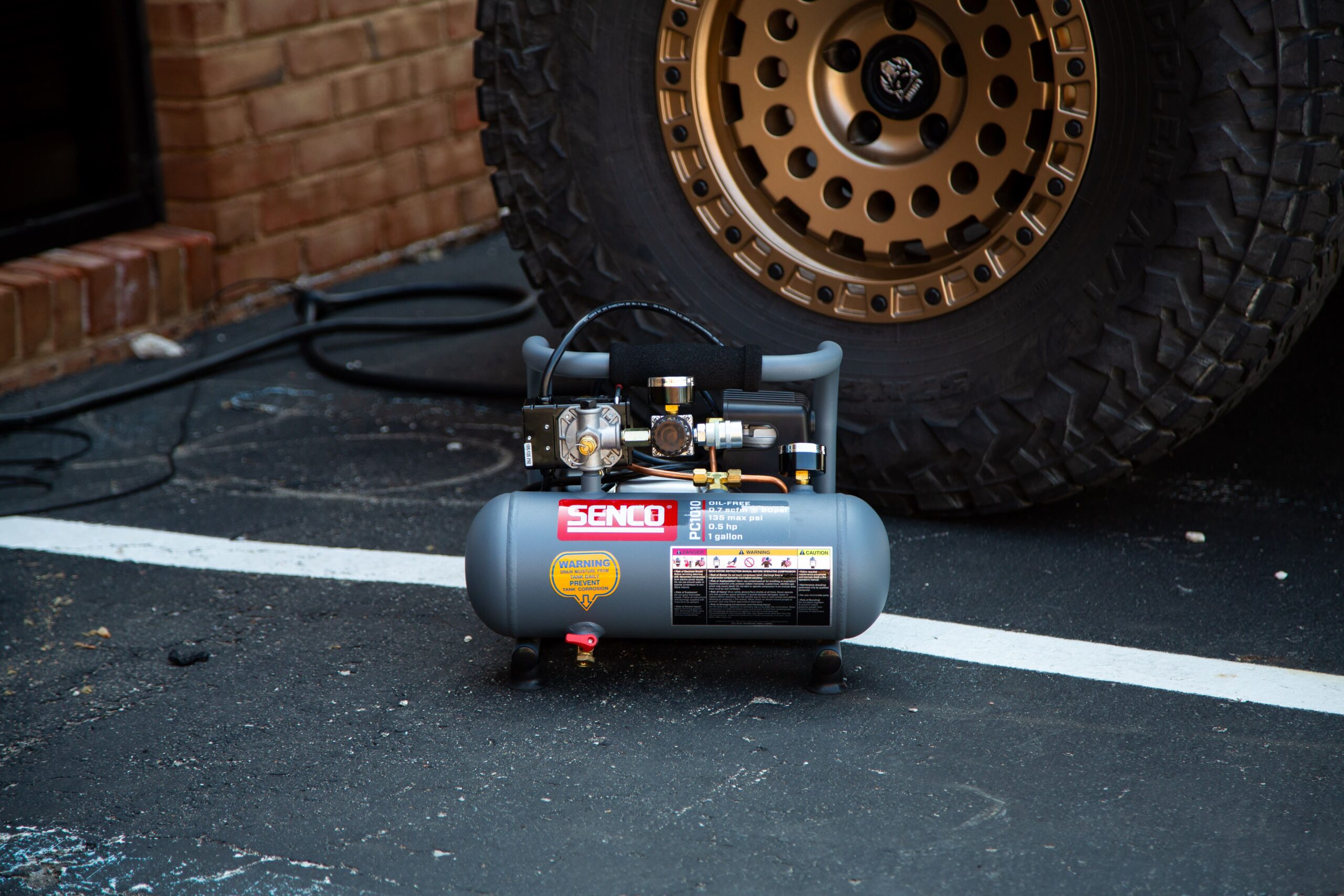 An application scenario or product detail of best portable automotive air compressor - Image 6