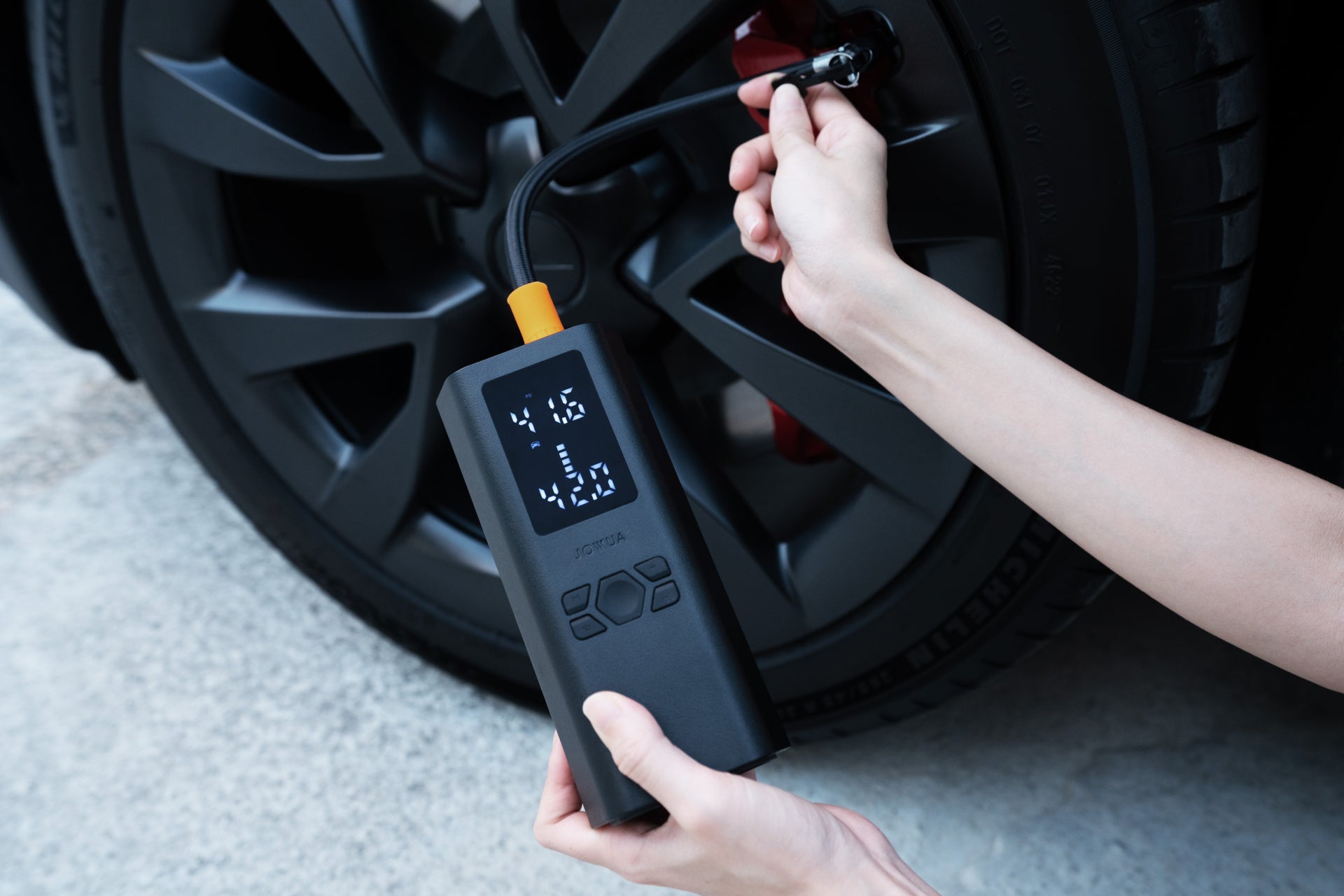 An application scenario or product detail of best portable tire inflator for tesla - Image 4