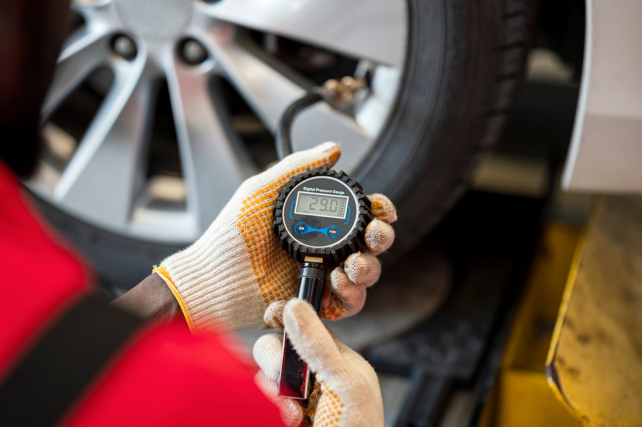 An application scenario or product detail of best tire pressure gauge wirecutter - Image 9
