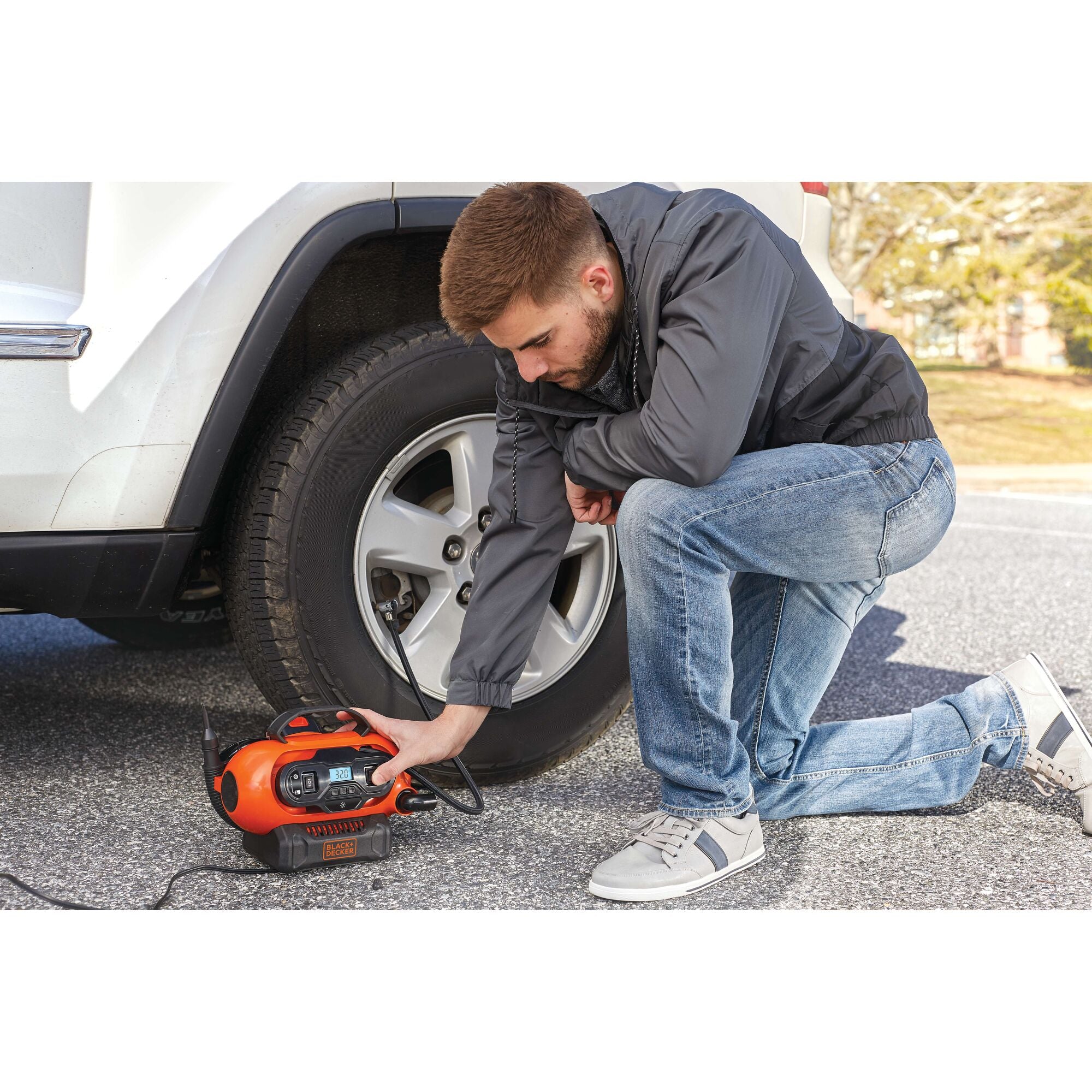 An application scenario or product detail of black & decker tire inflator - Image 5
