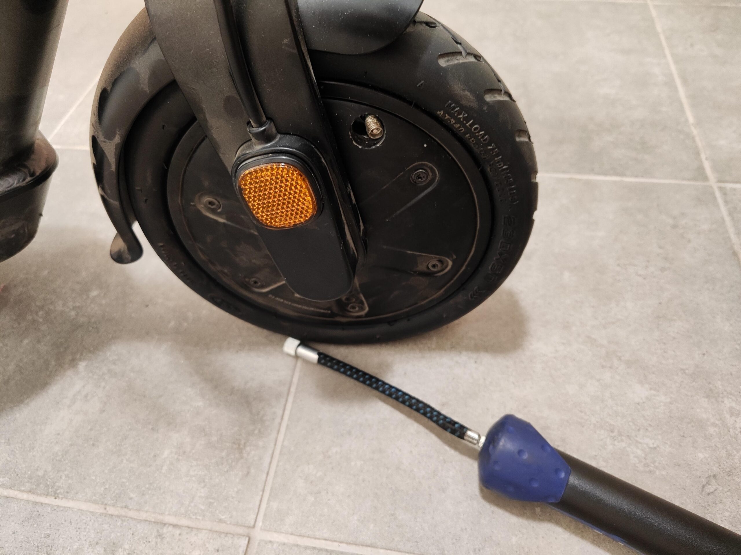 An application scenario or product detail of can target inflate scooter tires - Image 5