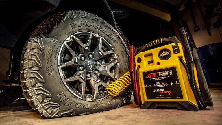 An application scenario or product detail of car battery charger tire inflator - Image 19