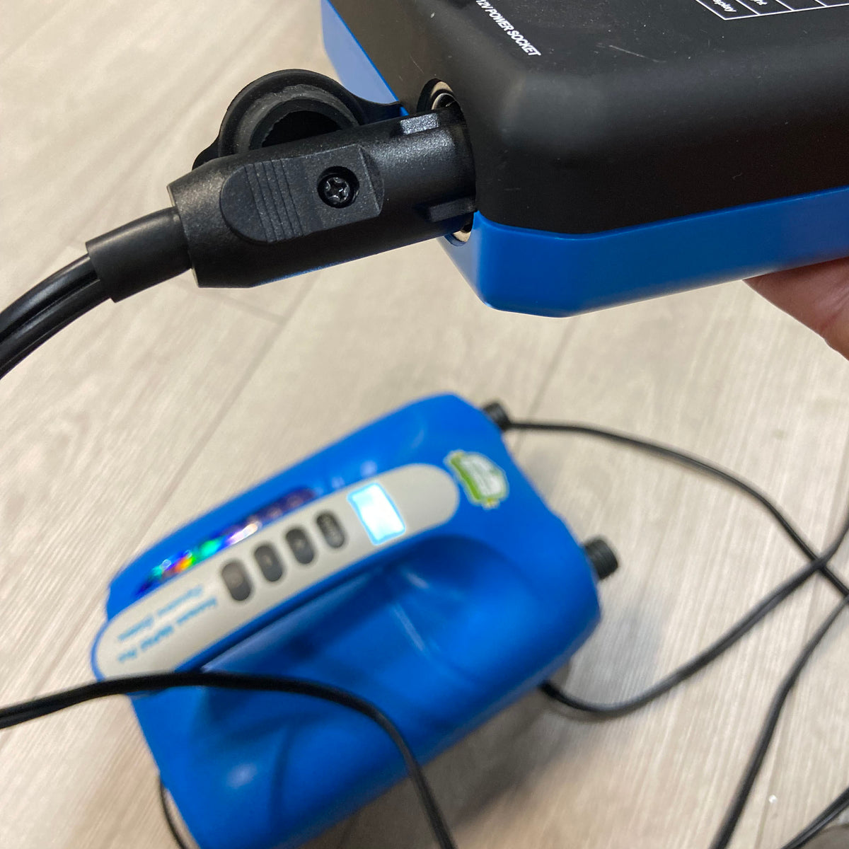 An application scenario or product detail of car lighter air pump - Image 23