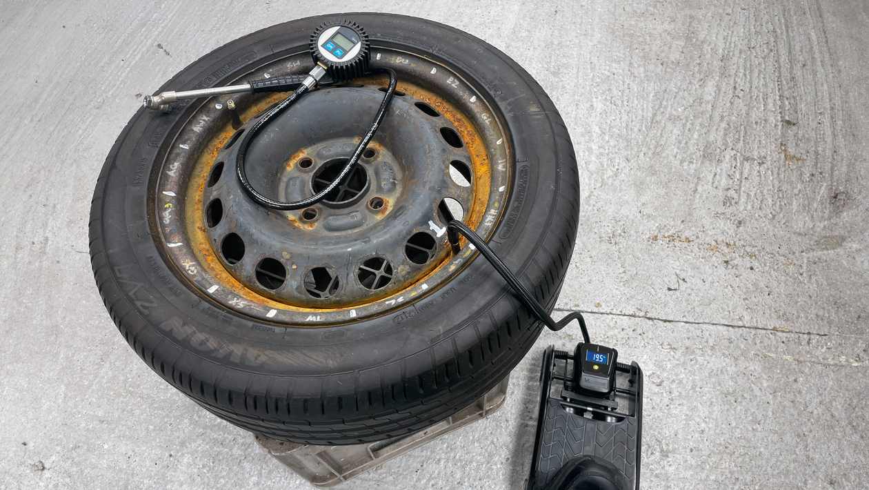 An application scenario or product detail of car tire foot pump - Image 13