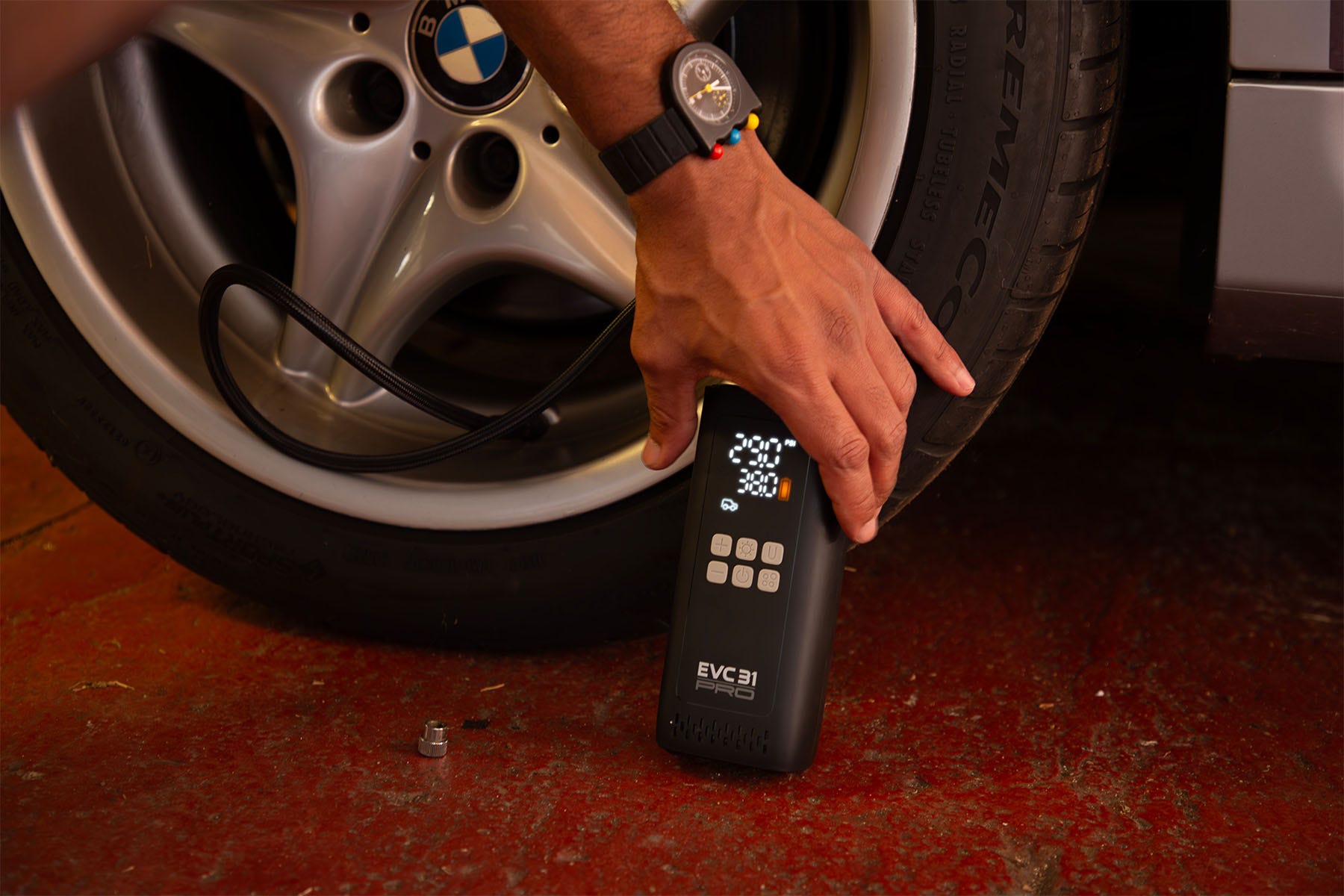 An application scenario or product detail of car tire inflators - Image 4