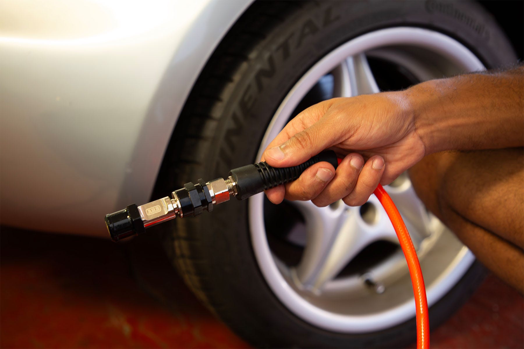 An application scenario or product detail of car tire inflators - Image 8