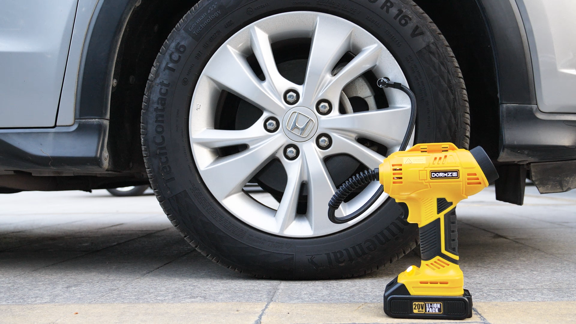 An application scenario or product detail of dormzie tire inflator - Image 3