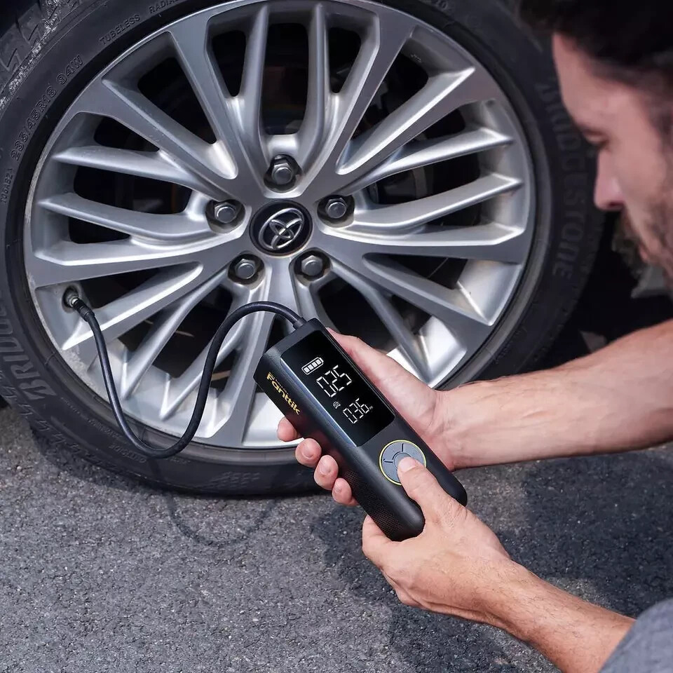 An application scenario or product detail of fanttik s100 apex tire inflator - Image 6