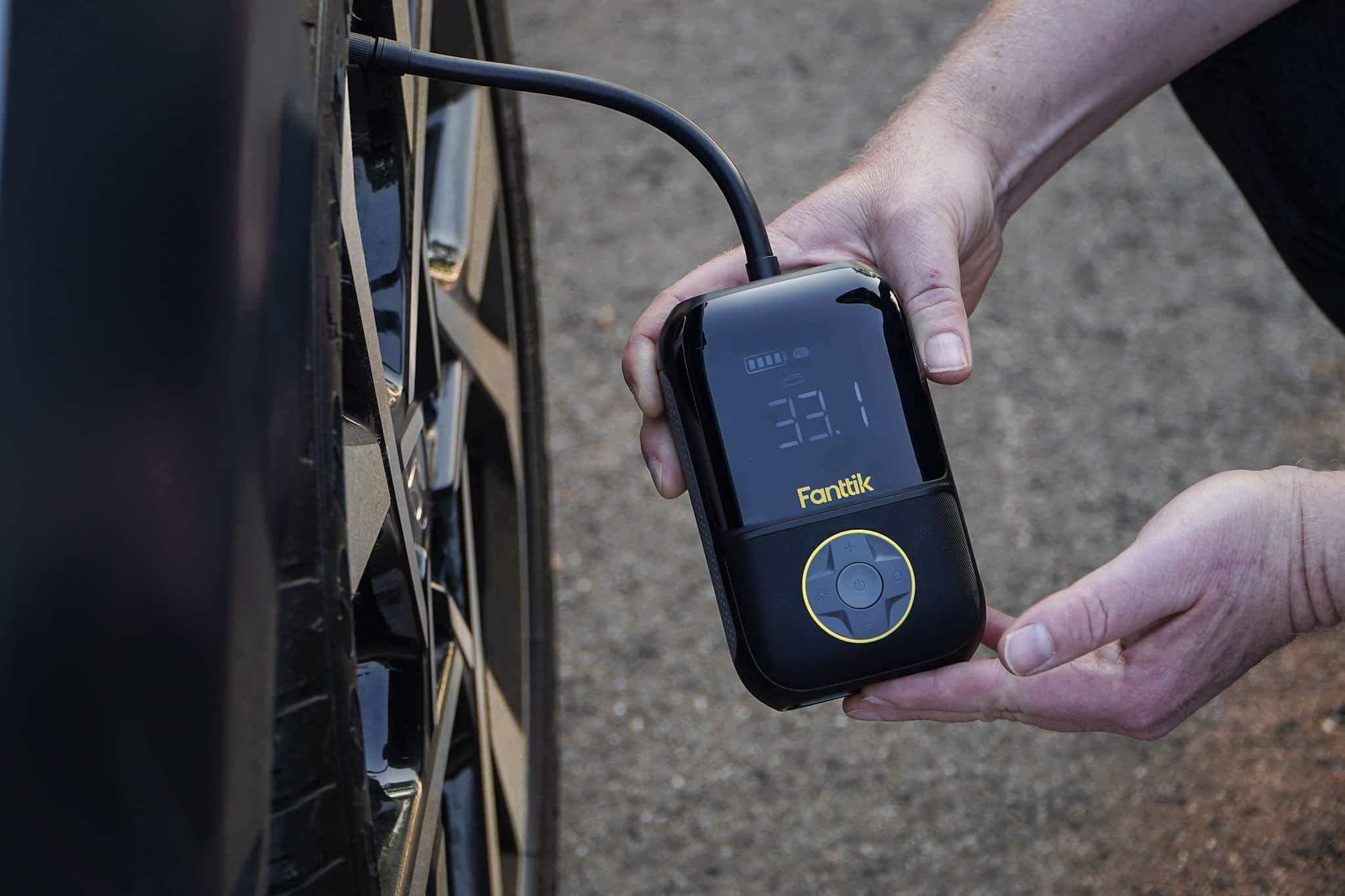 An application scenario or product detail of fanttik tire inflator review - Image 7