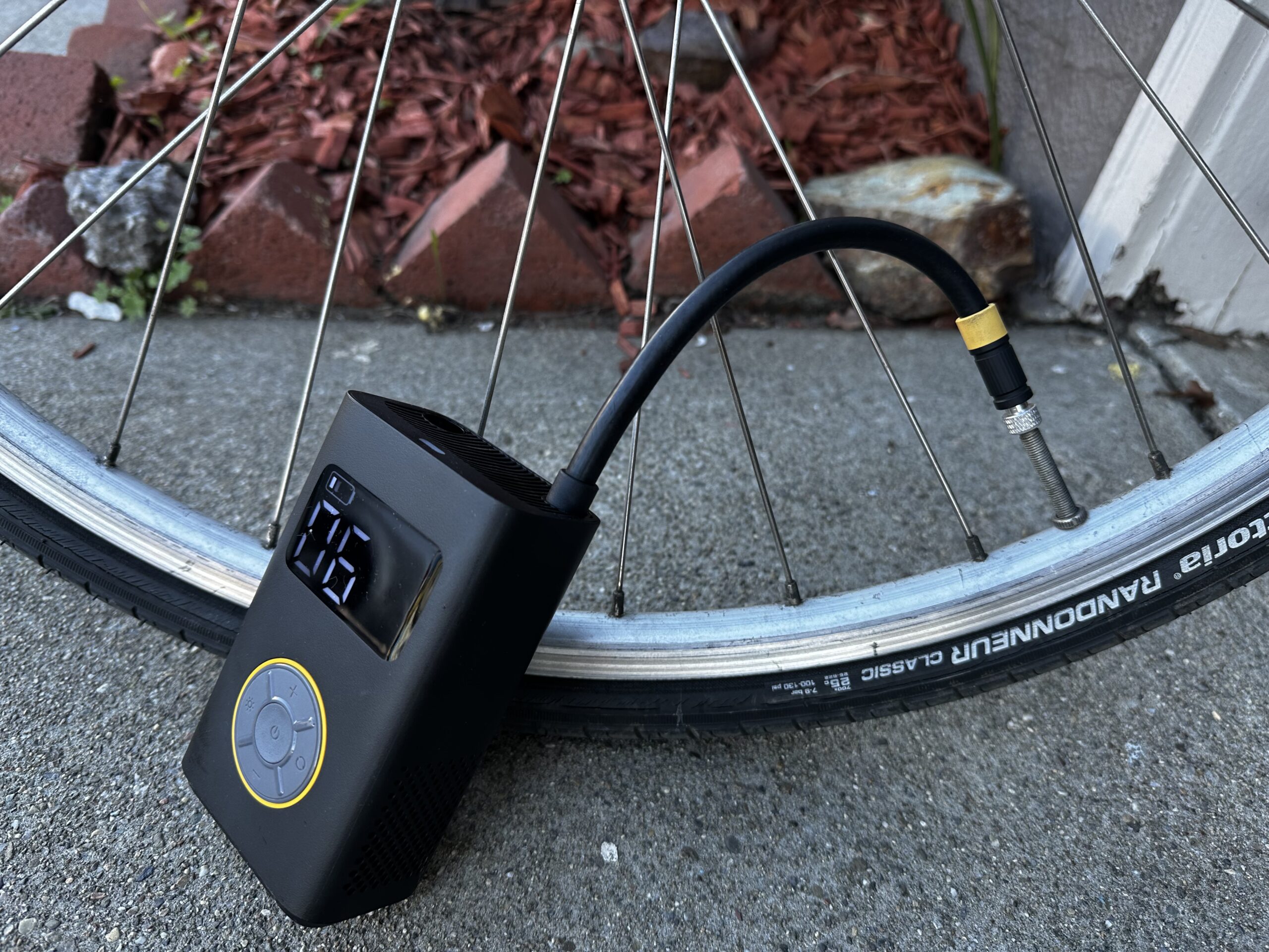 An application scenario or product detail of fanttik tire inflator review - Image 16