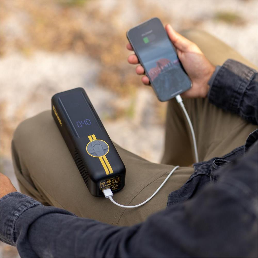 An application scenario or product detail of fanttik x8 apex tire inflator - Image 5