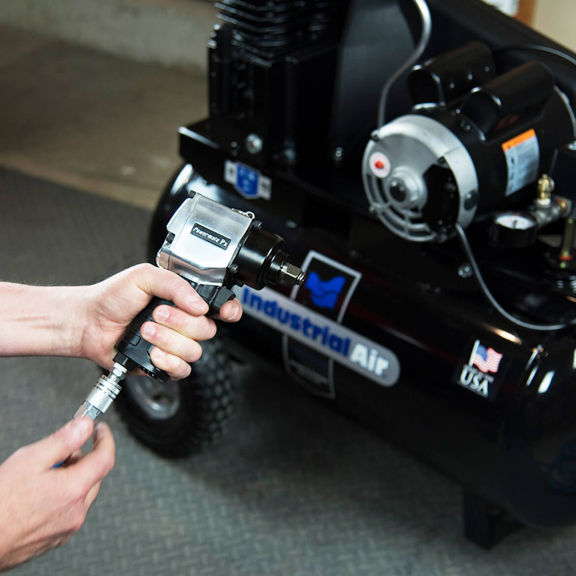 Featured image for the hand air compressor guide