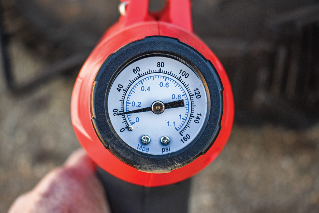 An application scenario or product detail of harbor freight tire inflator with gauge - Image 17