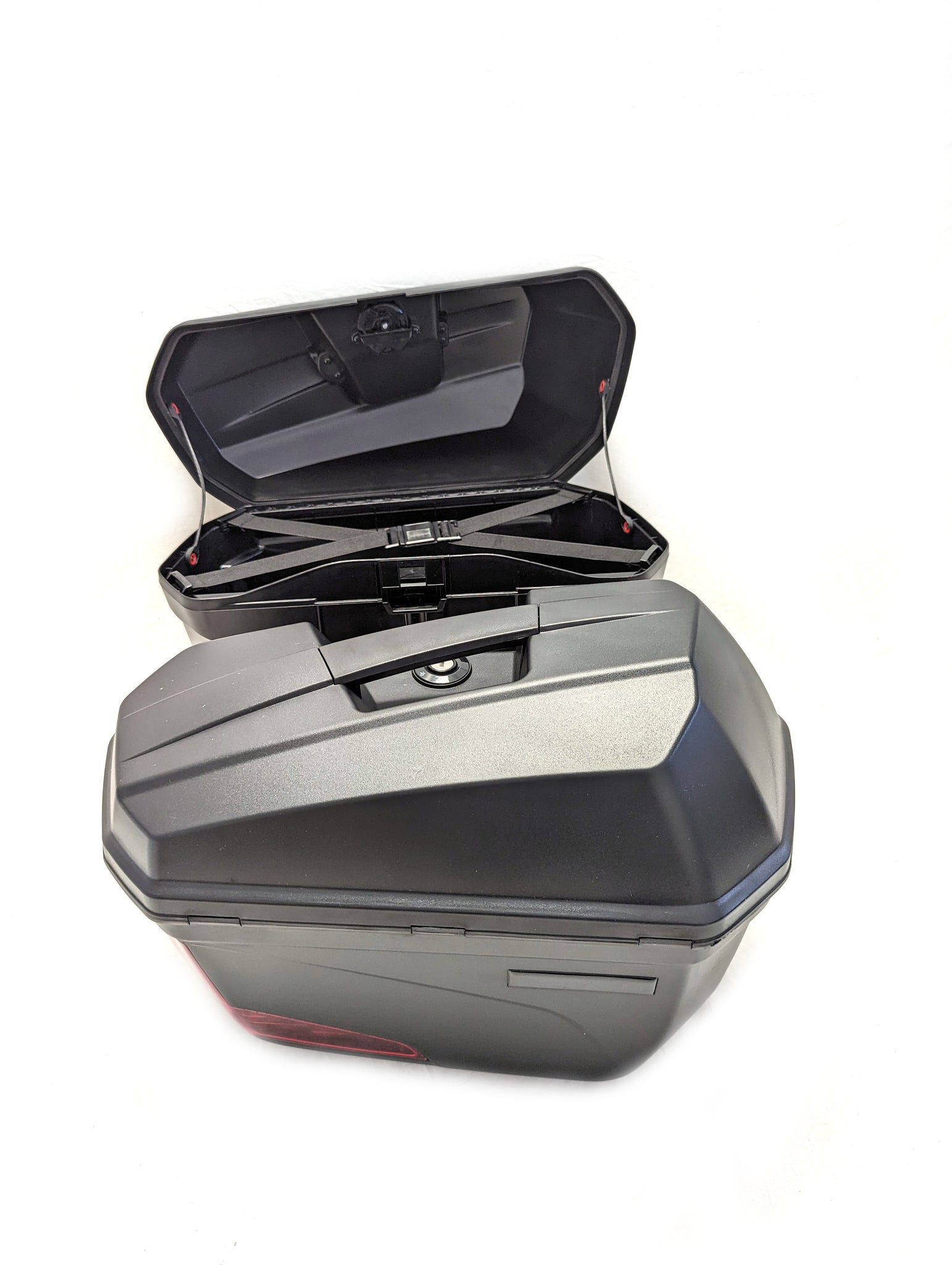 An application scenario or product detail of hard side bags for motorcycles - Image 13