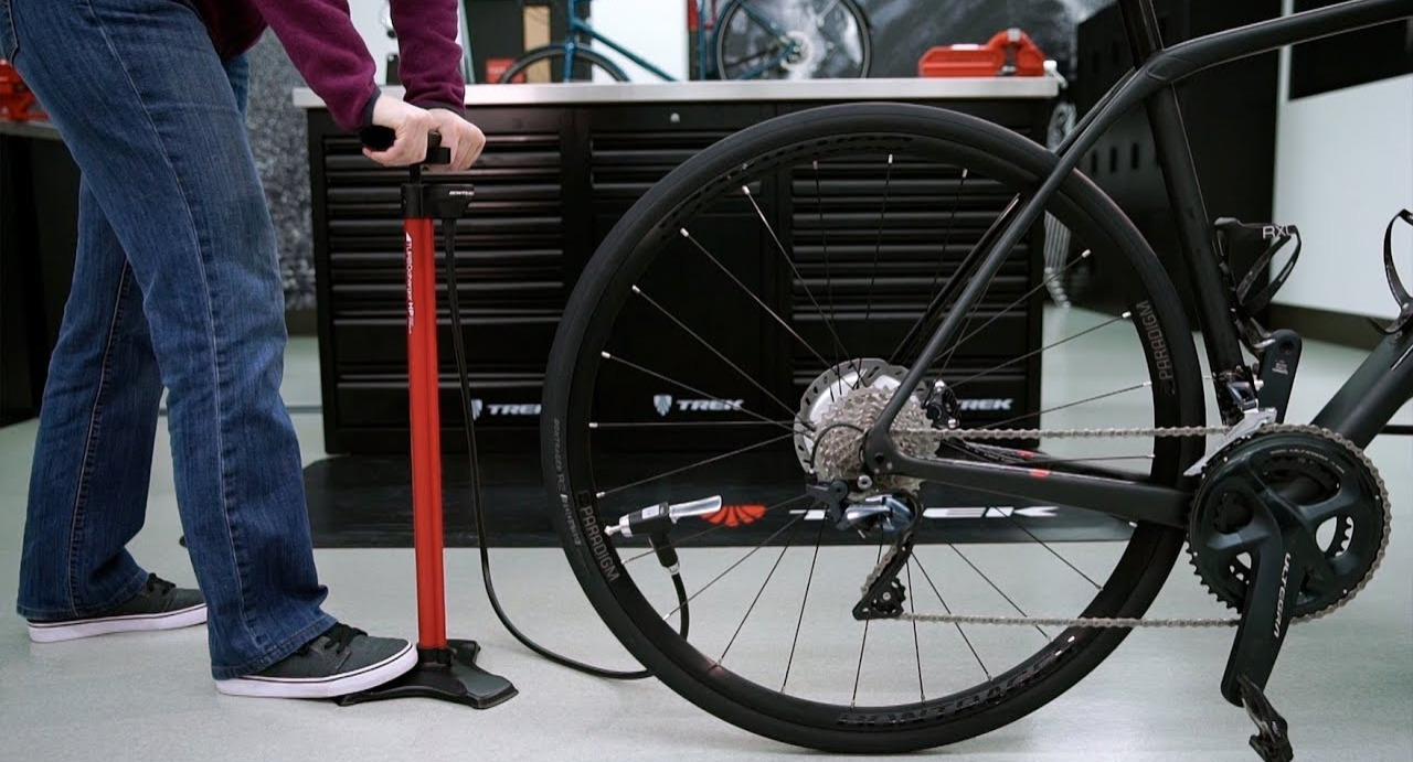 An application scenario or product detail of how to inflate a bike tire with a pump - Image 12