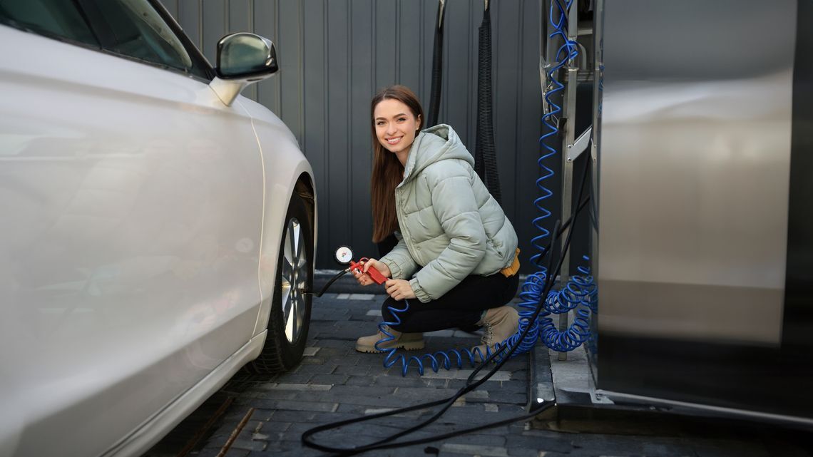 An application scenario or product detail of how to inflate a car tire - Image 17