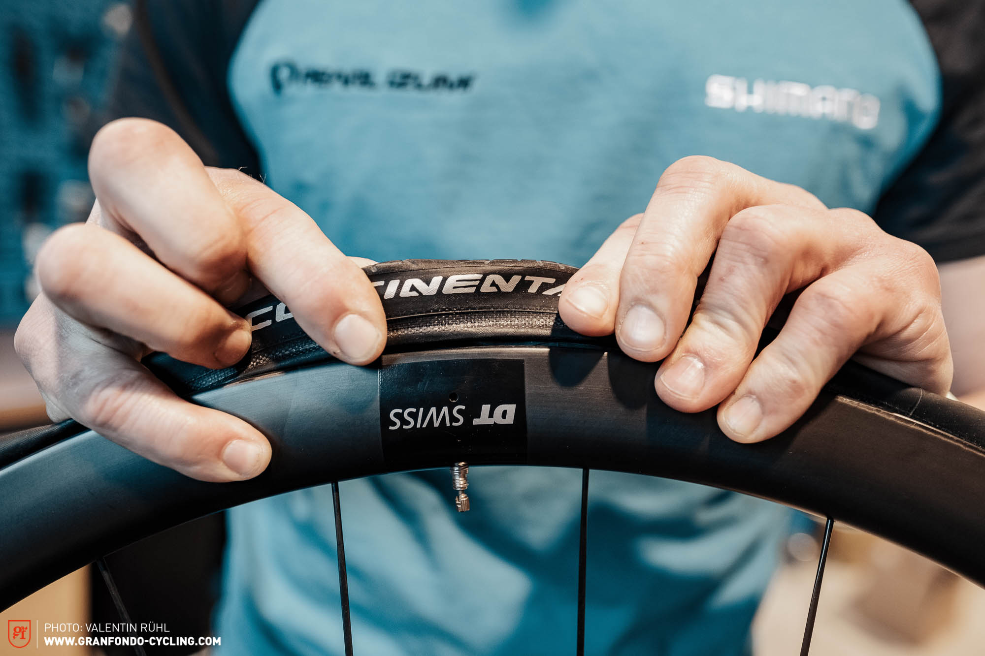 An application scenario or product detail of how to inflate a road bike tire - Image 17