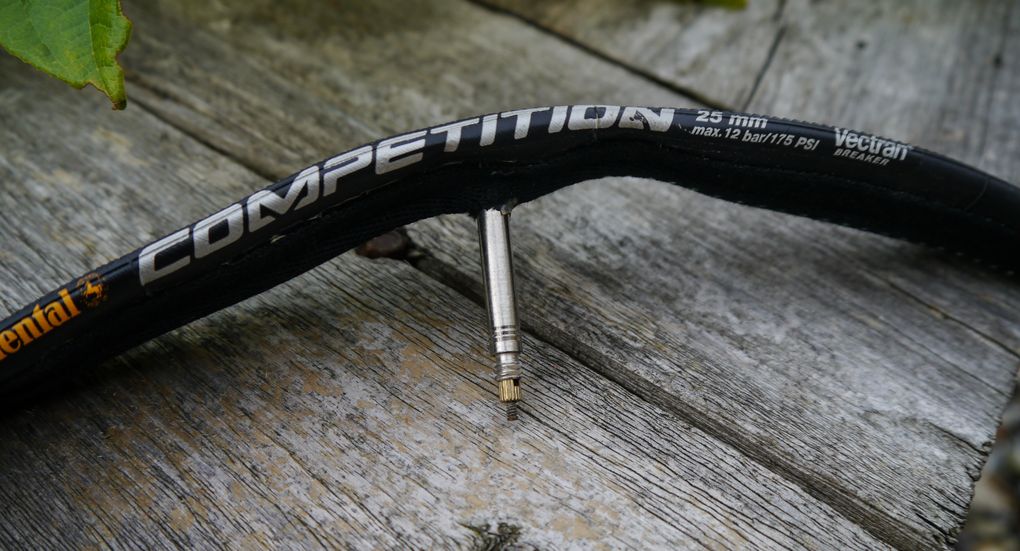 An application scenario or product detail of how to inflate a road bike tire - Image 19