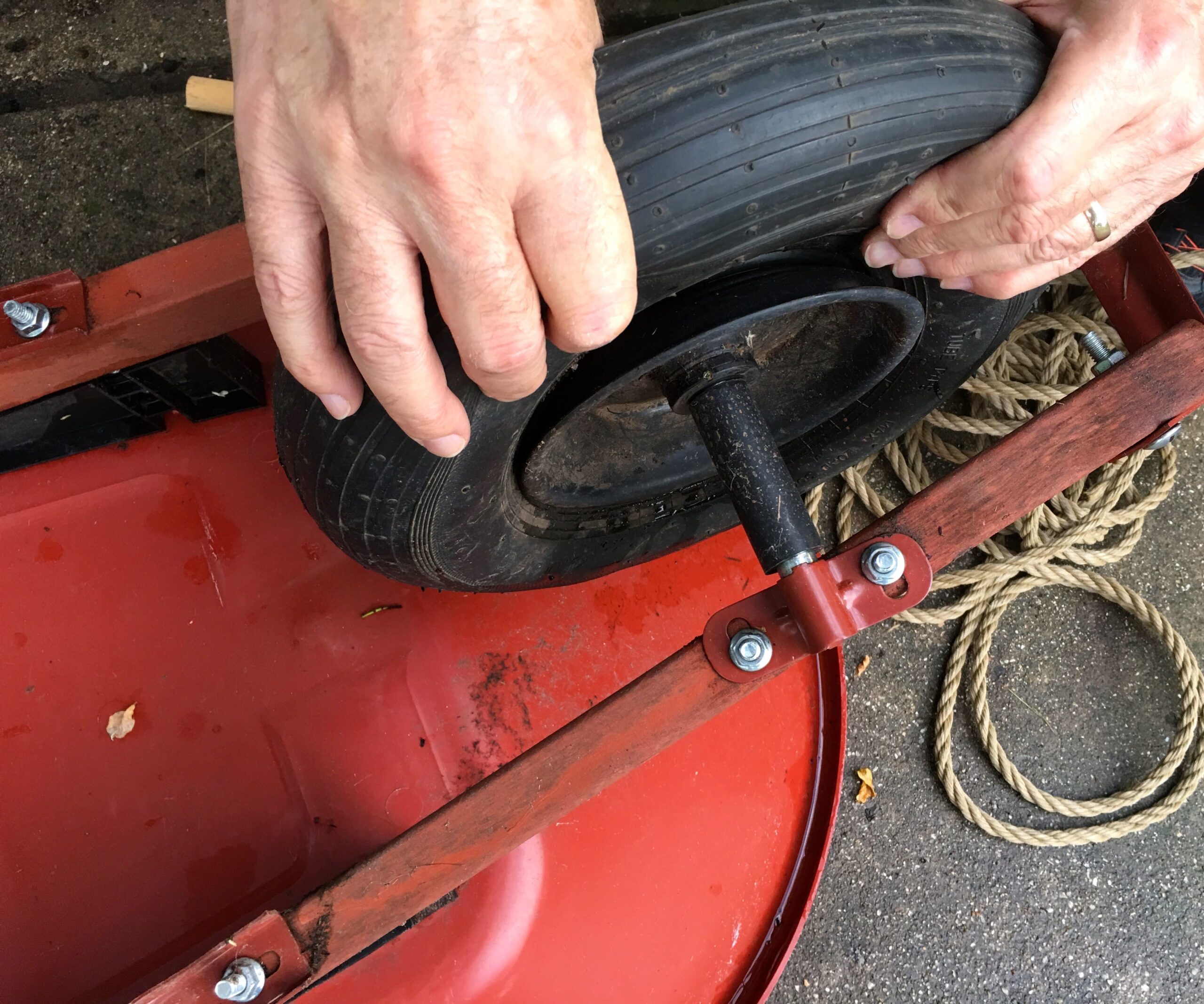 An application scenario or product detail of how to inflate a tubeless tire - Image 4