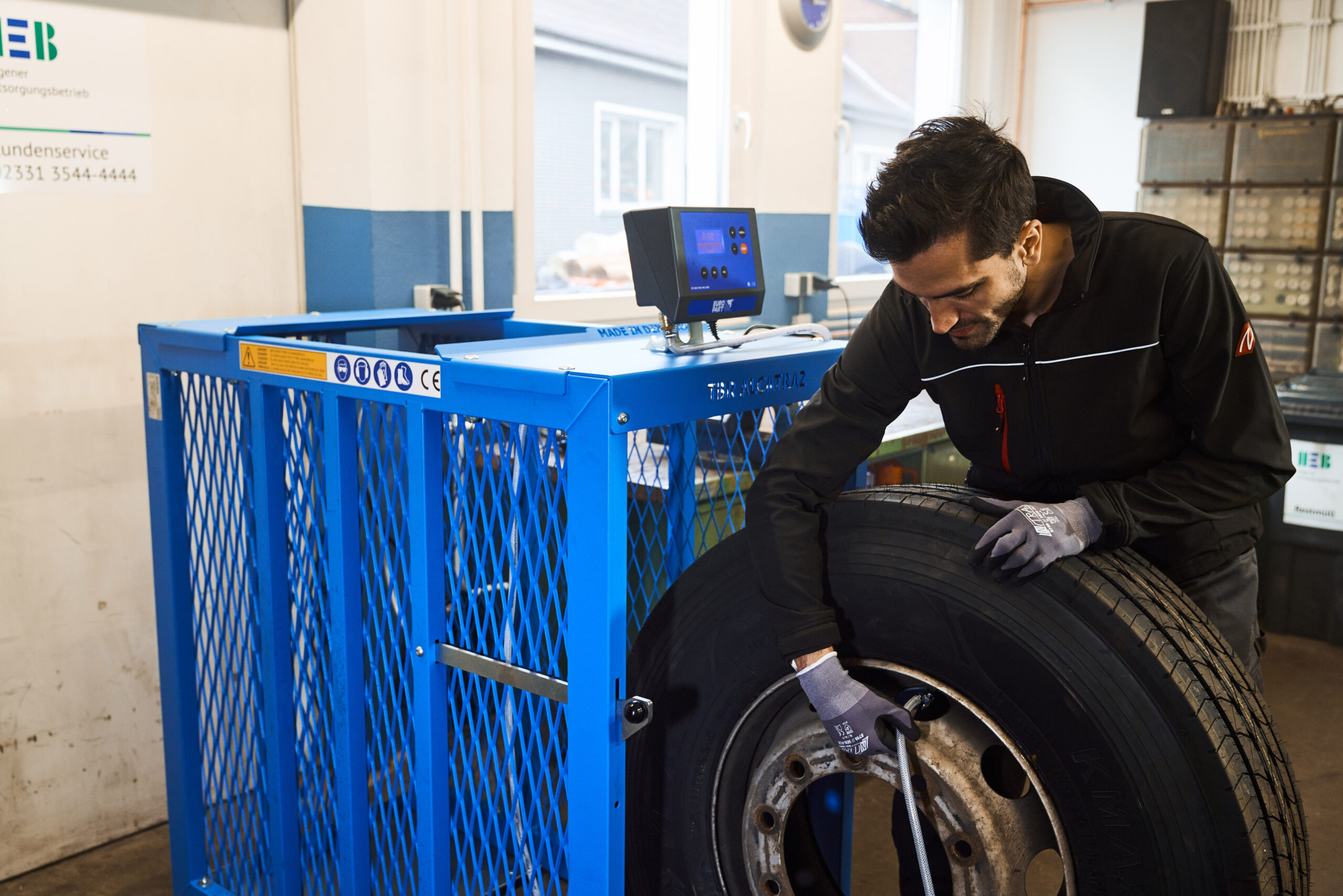 An application scenario or product detail of inflate the tire - Image 22