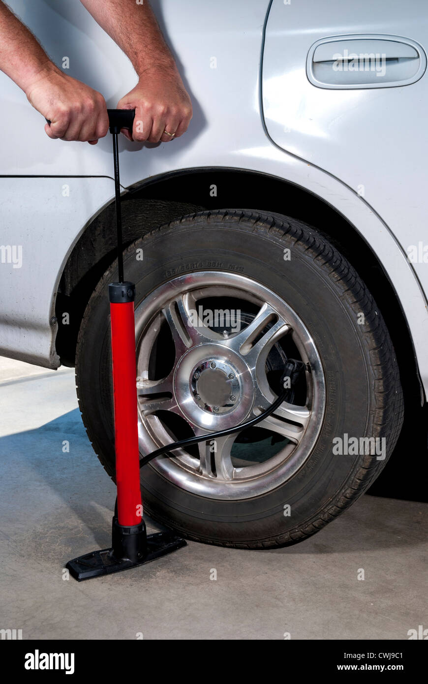An application scenario or product detail of manual car tire pump - Image 3