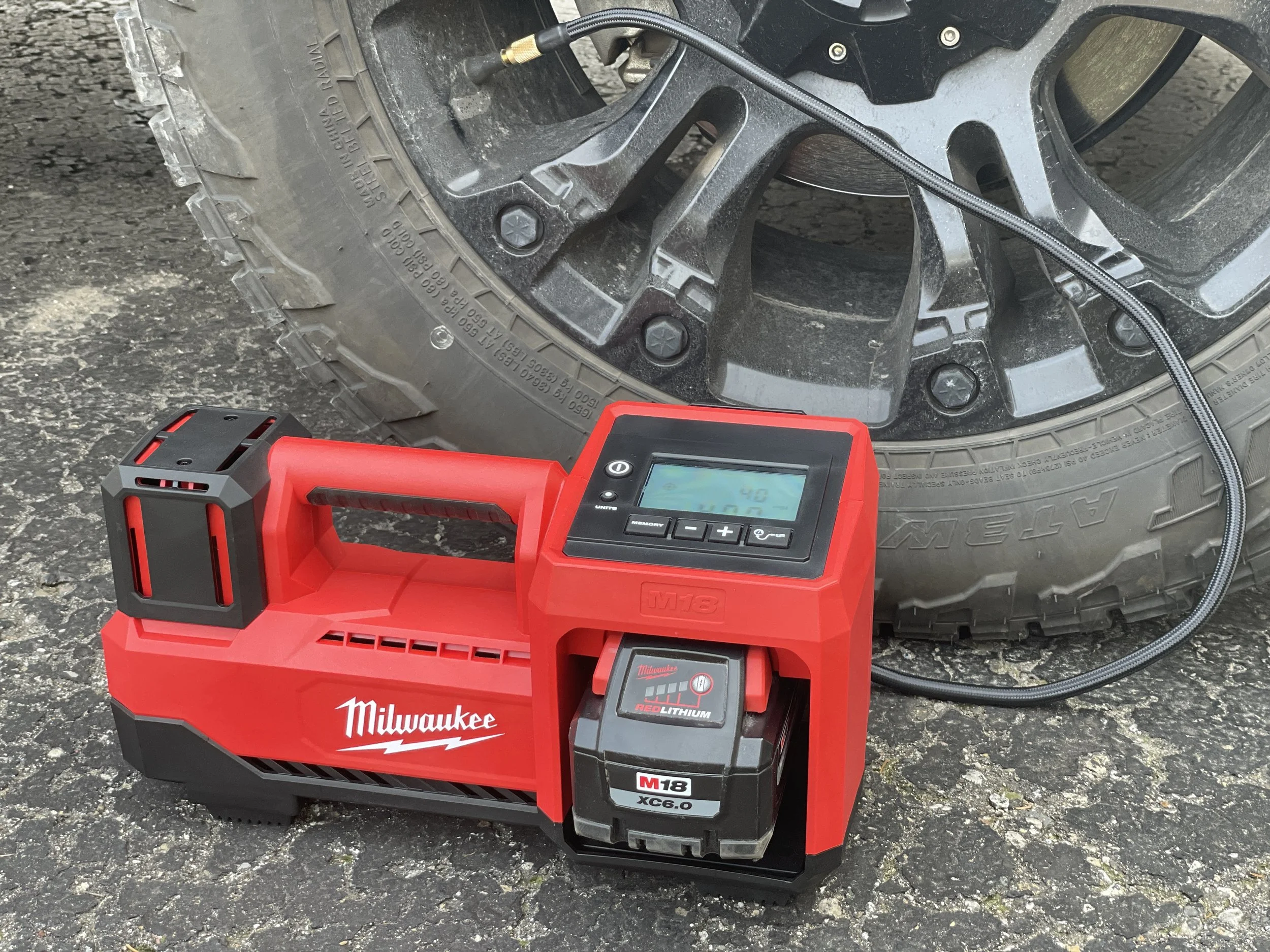 An application scenario or product detail of milwaukee 18v tire inflator - Image 9