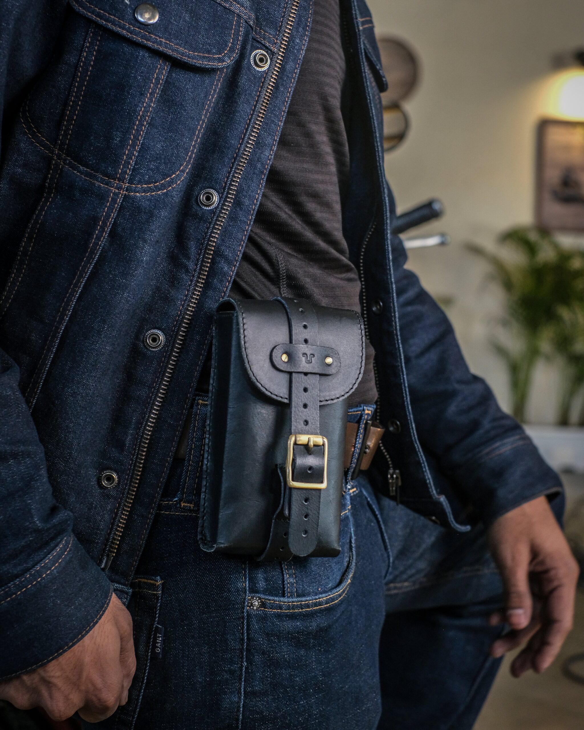 An application scenario or product detail of moto pouch - Image 7