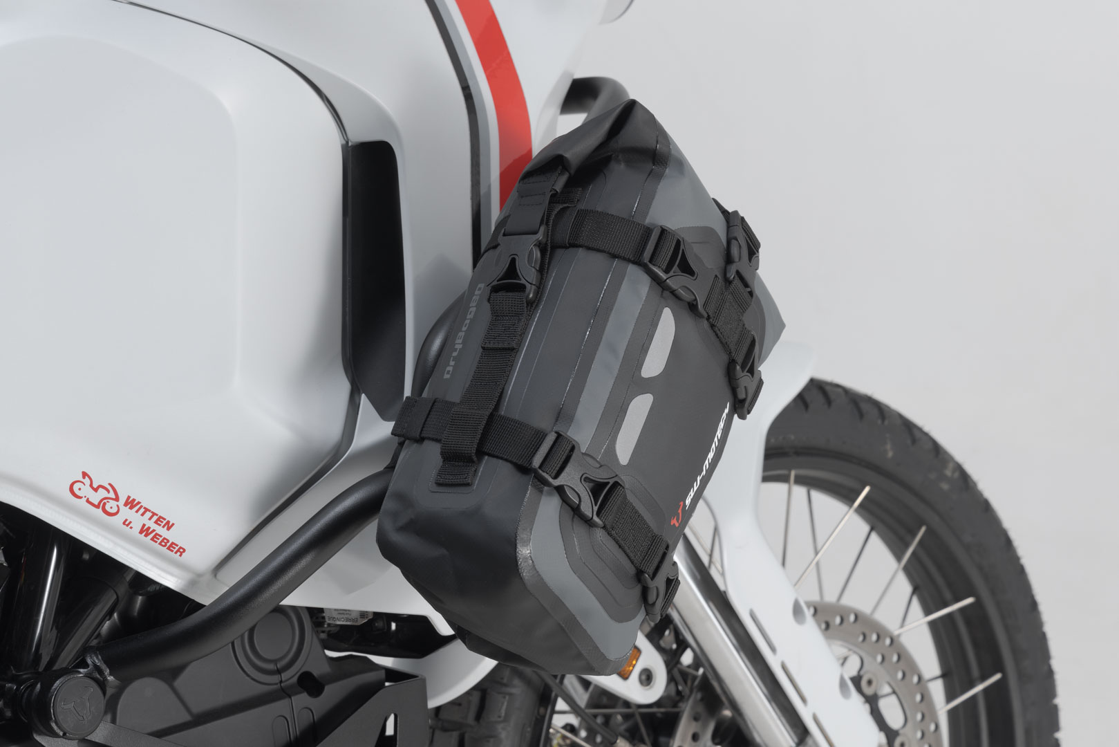 An application scenario or product detail of motorcycle crash bar bags - Image 14