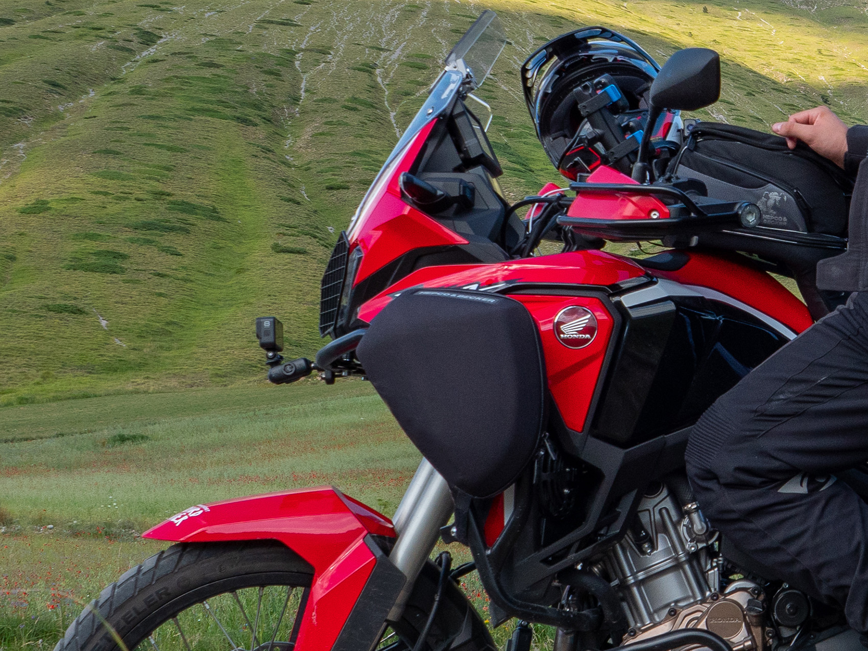 An application scenario or product detail of motorcycle crash bar bags - Image 17