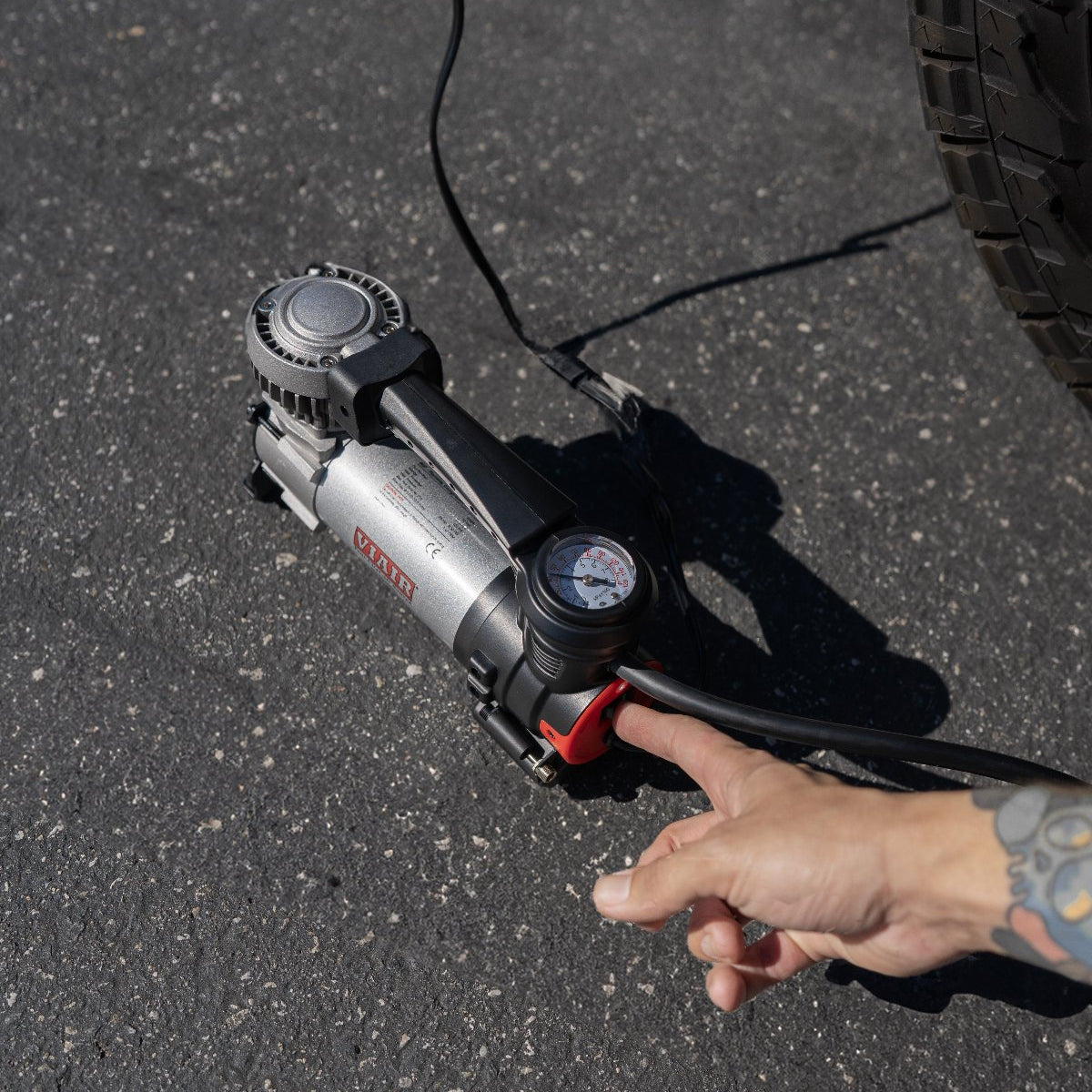 An application scenario or product detail of portable air compressor for car tyres - Image 19