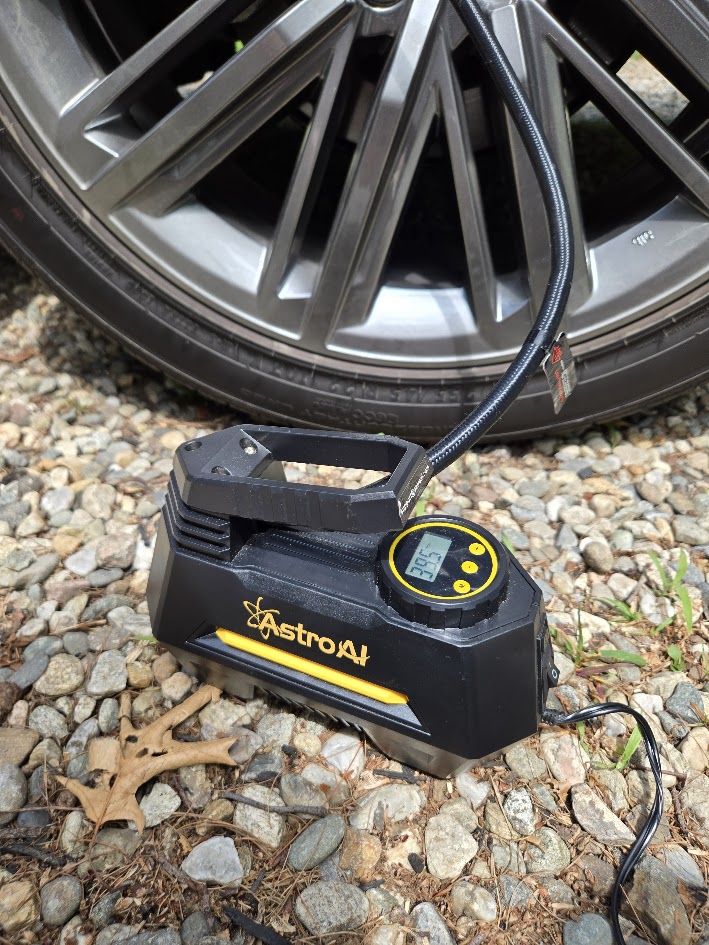 An application scenario or product detail of portable tire inflators for cars - Image 17