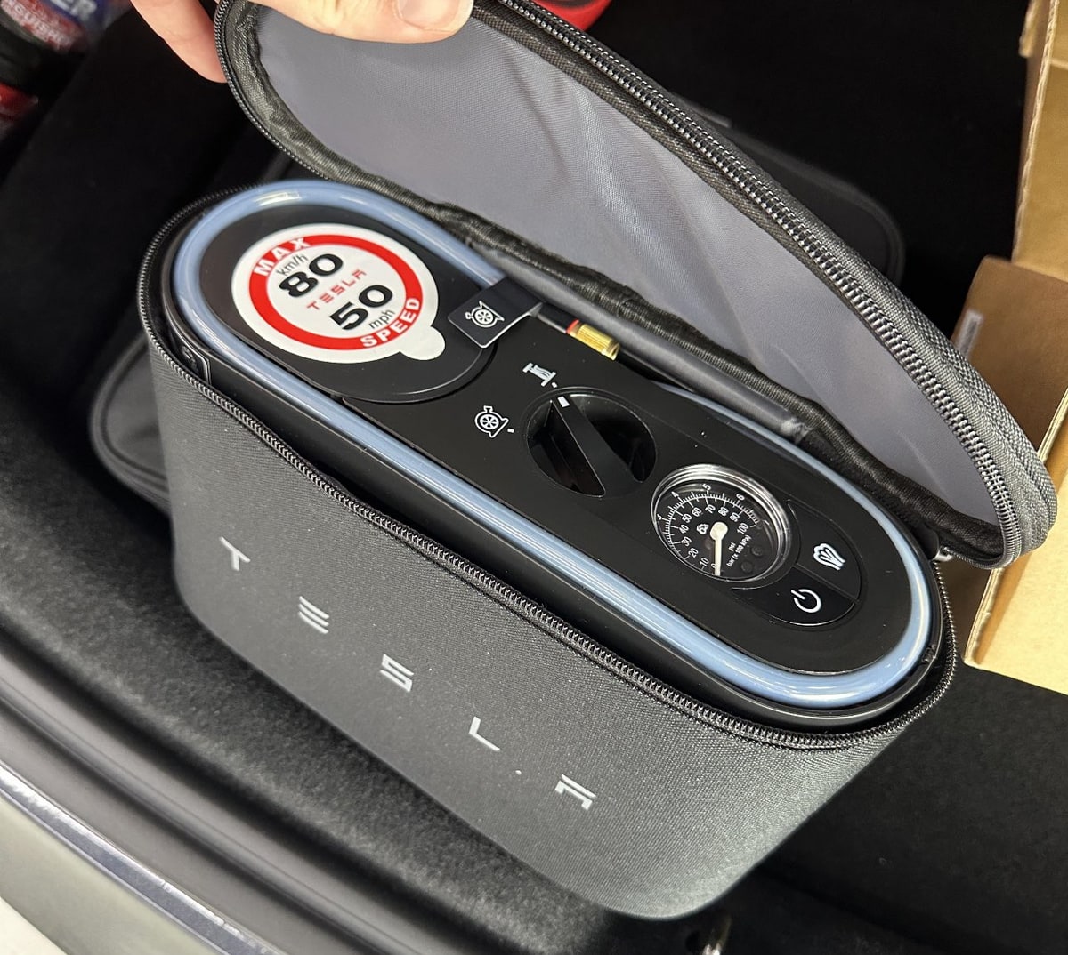 An application scenario or product detail of tesla tire inflator - Image 2