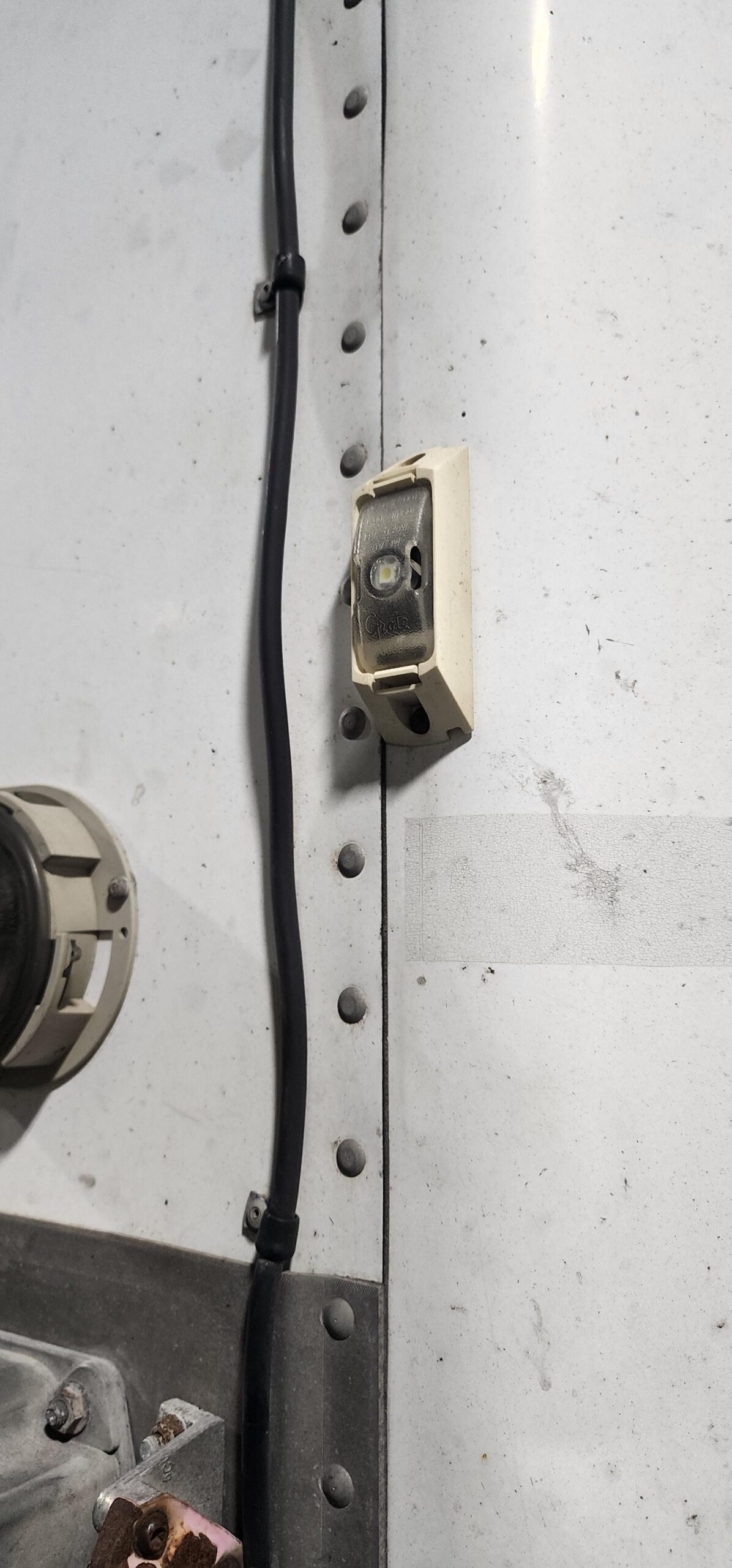 An application scenario or product detail of tire inflation warning light - Image 24