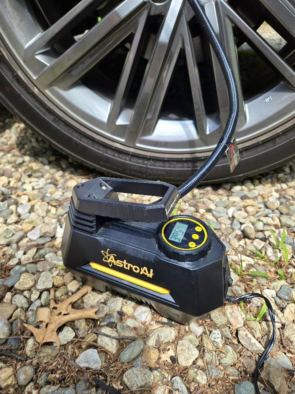 An application scenario or product detail of top rated portable tire inflator - Image 9