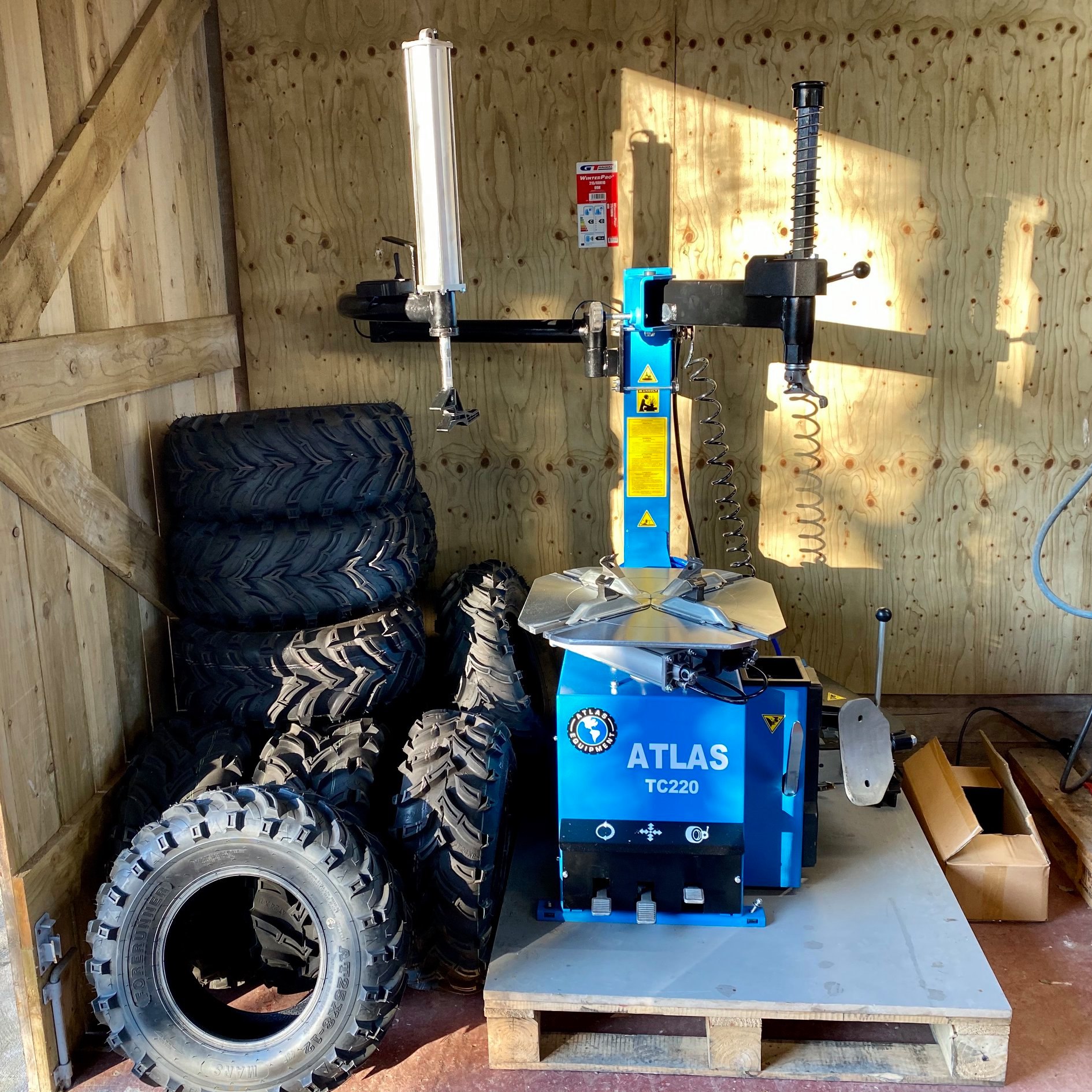 An application scenario or product detail of tyre pressure air compressor - Image 16