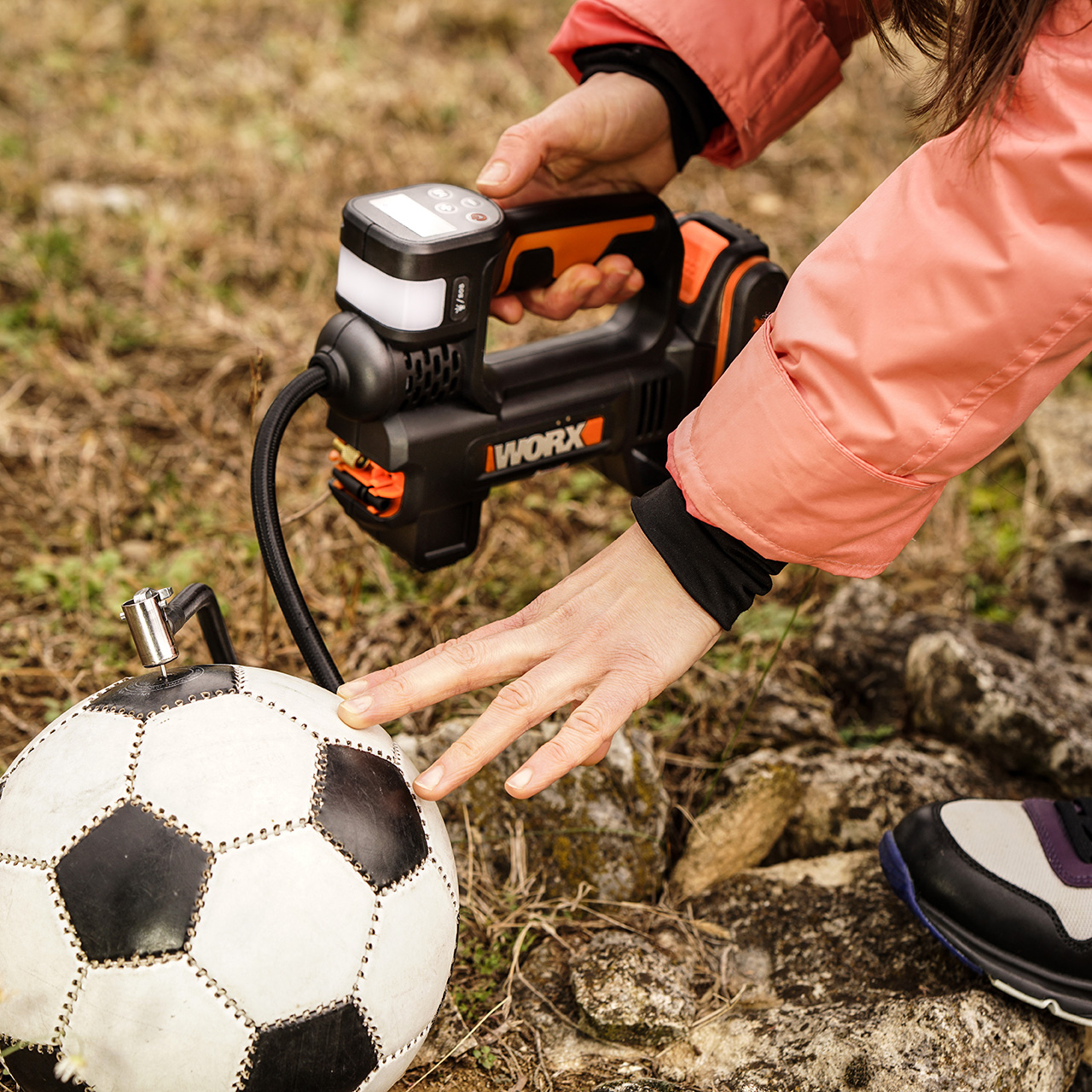 An application scenario or product detail of worx tire inflator - Image 8